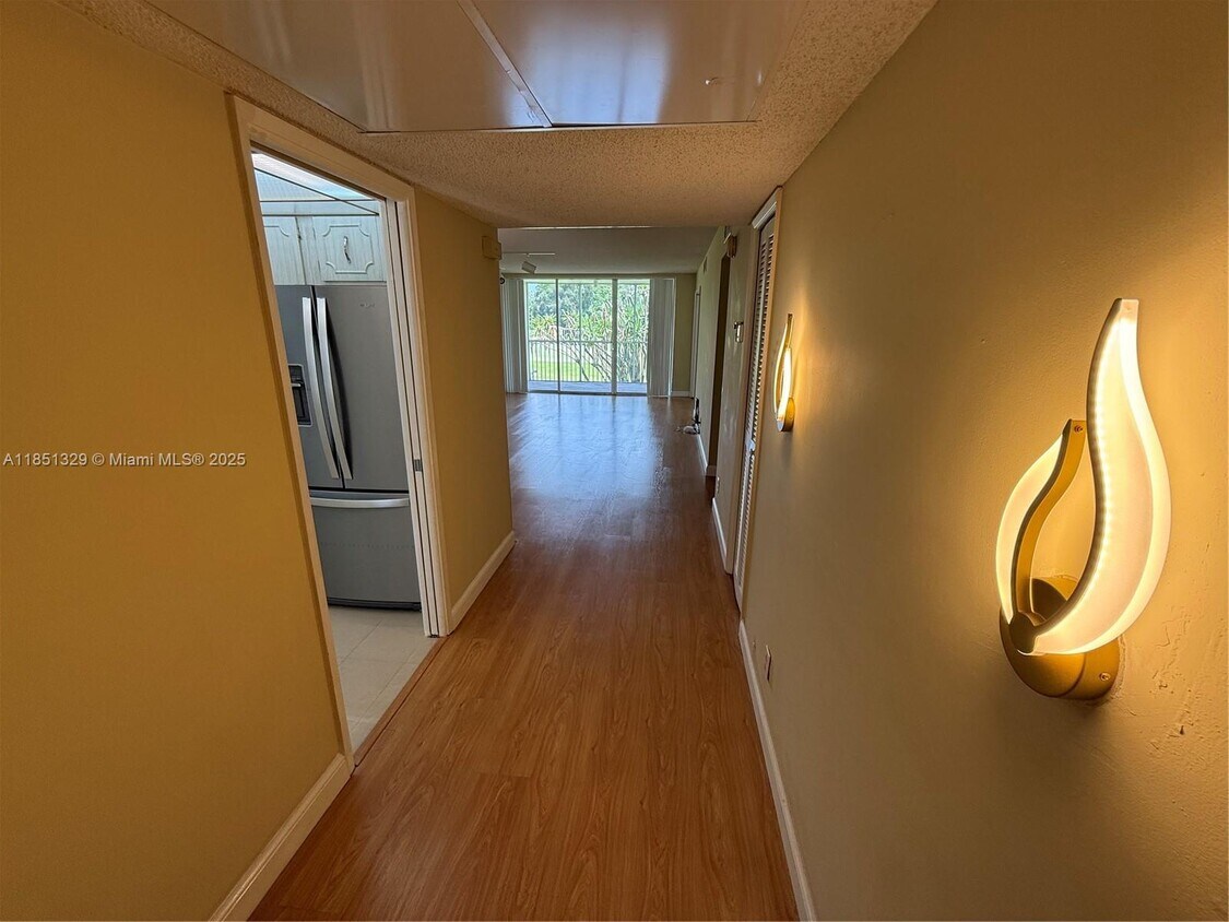 Foto principal - 3351 S Palm Aire Dr
