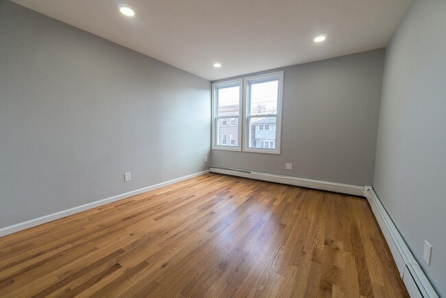 Building Photo - 586 N 11th St