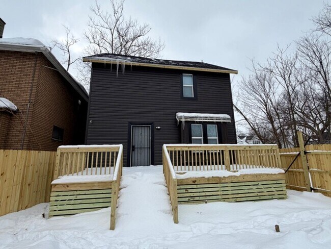 Foto del edificio - For Lease : 5 bedroom 1 1/2 bathroom fully renovated home in nice area. Call KPM 313-429-3244