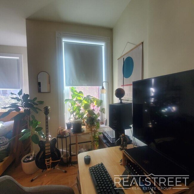 Foto del edificio - Spacious Sunny South Facing Studio One Block from Promenade