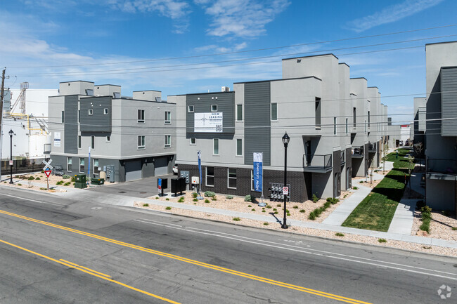 Entrada del edificio - Central Heights Townhomes