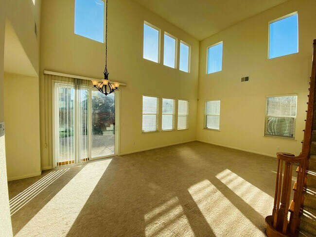 Building Photo - Lots of Space!