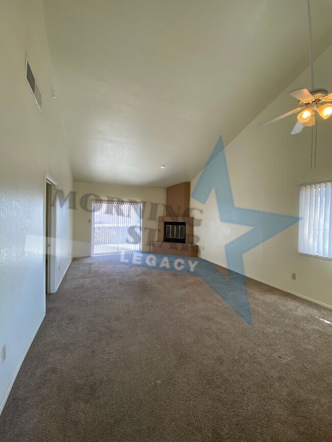 Building Photo - NMSU area townhouse w/ large yard and garage