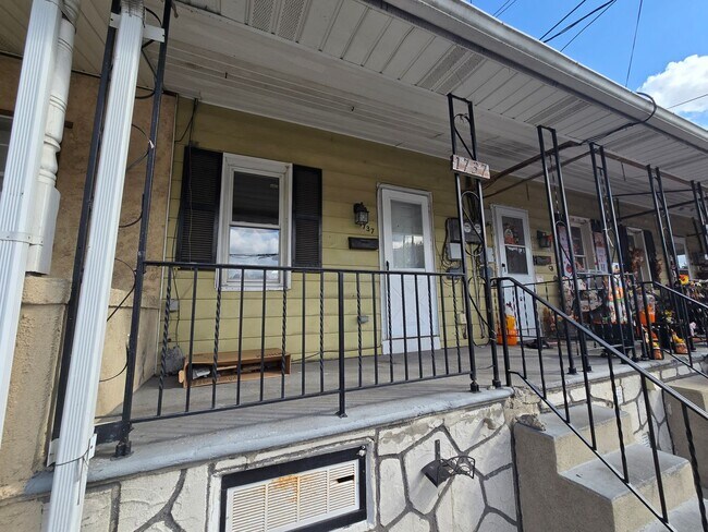 Foto del edificio - 1737 Newport Ave