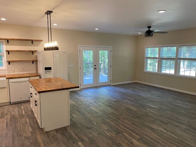 Building Photo - 400 Britton Dr