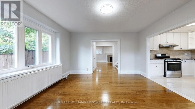 Building Photo - 107 Lawrence Crescent