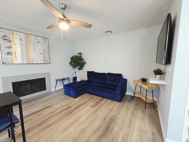 Foto del edificio - Fully Furnished 2-Bedroom Townhouse Near the Strip, UNLV & Airport