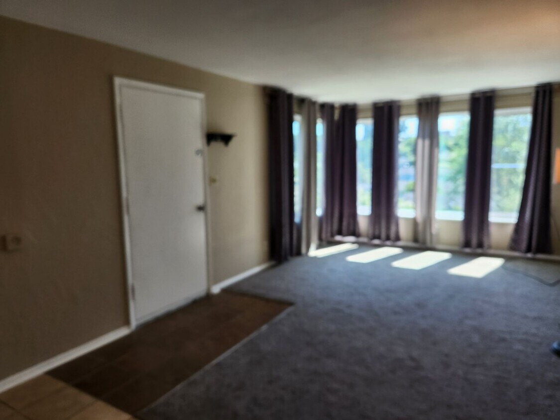Foto principal - Spacious Lower Level Apartment Ready For R...