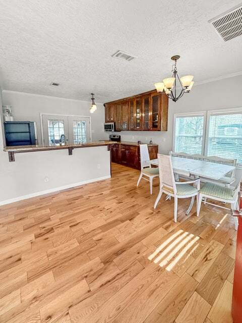 Building Photo - 303 Knapp St