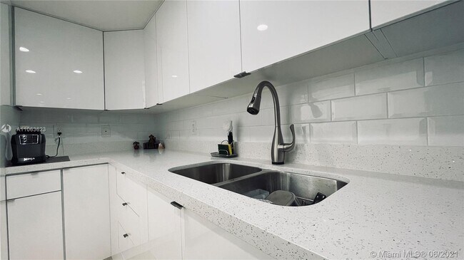 Foto del edificio - 6706 NW 166th Terrace
