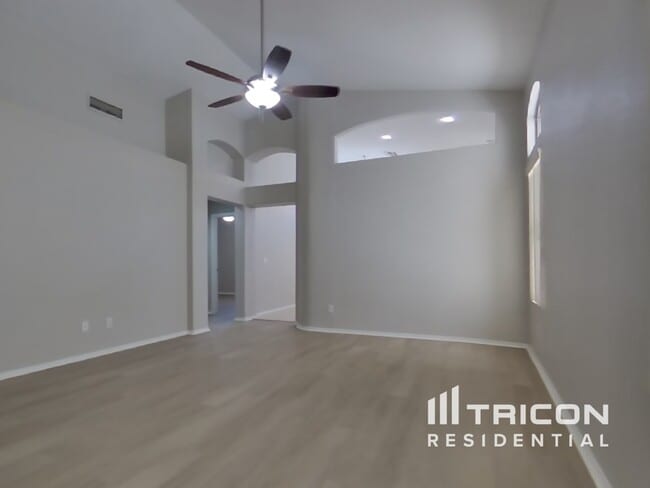 Building Photo - 1335 W Wahalla Ln