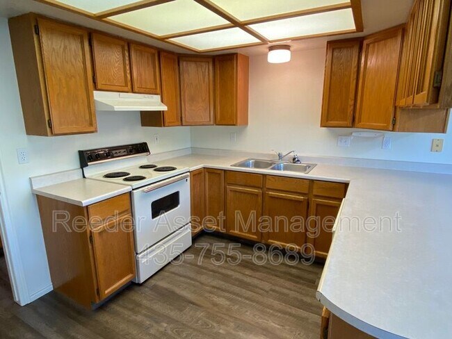 Building Photo - 453 W 200 N
