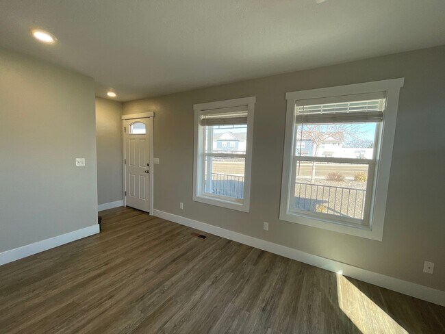 Foto del edificio - Modern Luxury Steps from NNU: Spacious 3 B...