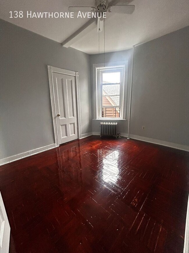 Foto del edificio - 138 Hawthorne Ave