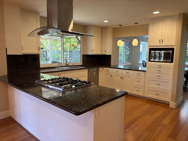 Building Photo - Large 4 Bedroom 3 bath Home, Plus Bonus Ro...