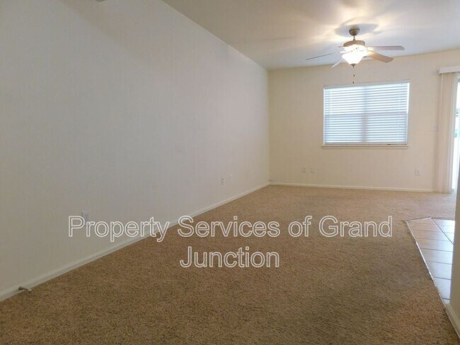 Foto del edificio - 2473 Theresea Ln
