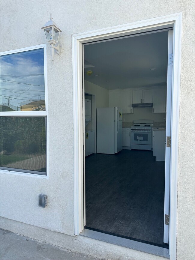 entrance - 946 E 105th St