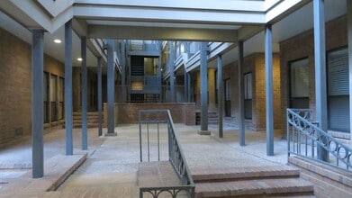 Building Photo - 1910 Robbins Pl