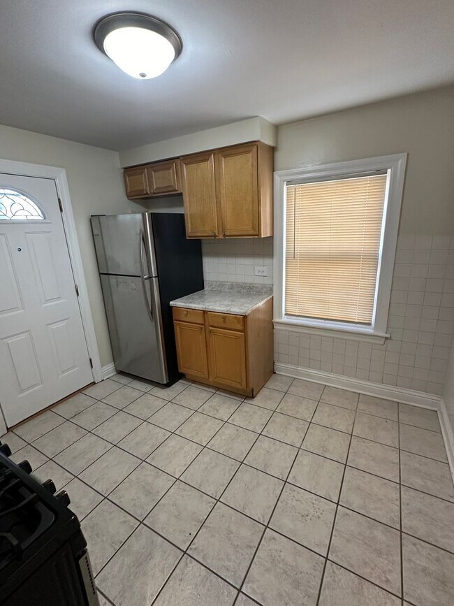 Building Photo - Single family home in Belmont Central area...