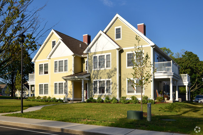 Building Photo - The Heights at Darien