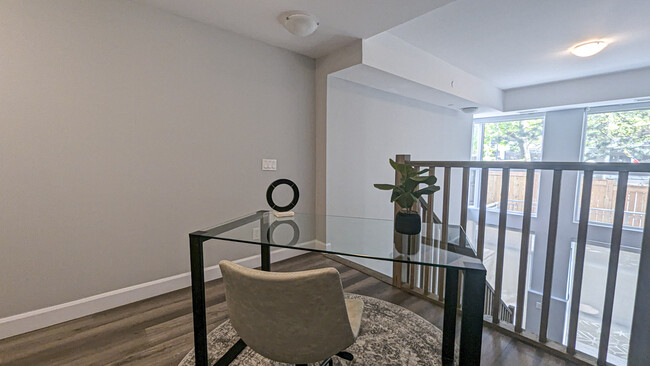 Building Photo - Beautiful OTIS Condo, Steps to Vic Park!