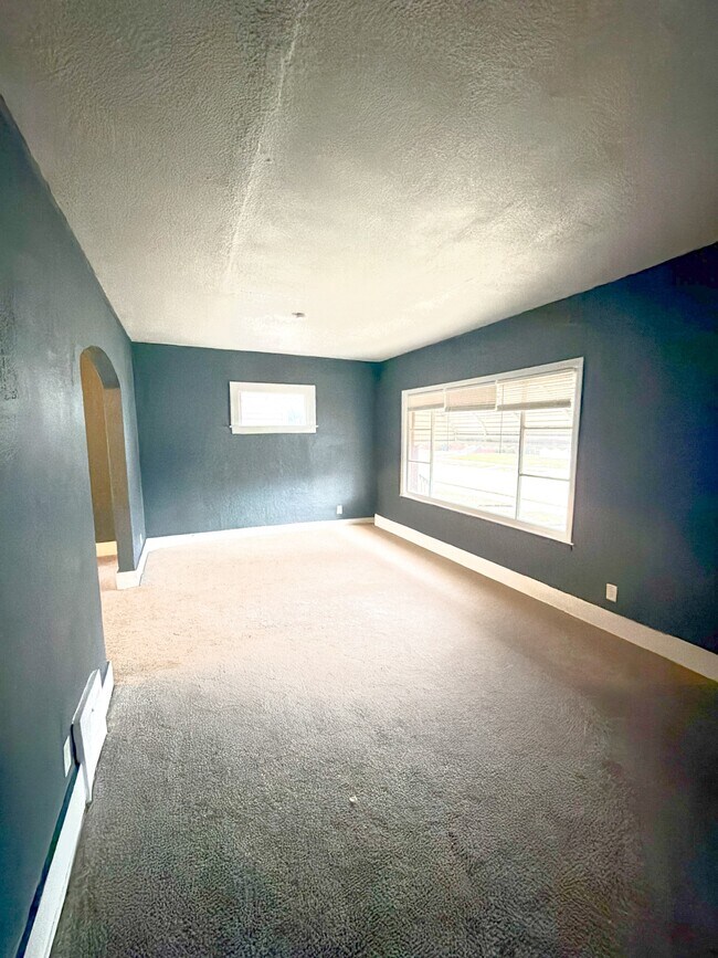 Building Photo - 14011 Roselawn St