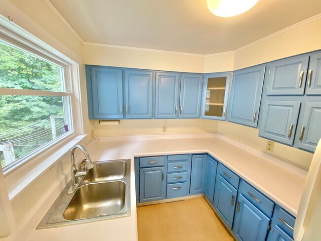 Building Photo - 3 Bedroom 1 Bathroom House New North End N...