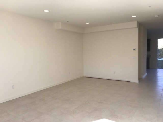 Building Photo - Three story townhouse near UNR.