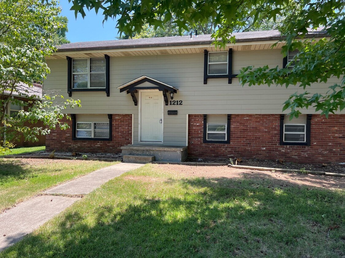 Primary Photo - Split level, Basement! Close to mall! $1095!