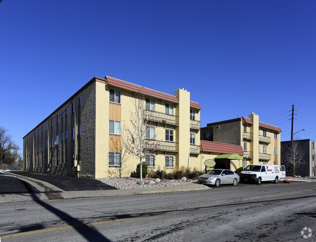 Courtyard at Cherry Creek Apartments Denver, CO