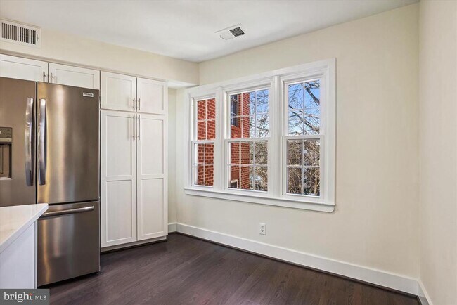 Foto del edificio - 4427 MacArthur Blvd NW