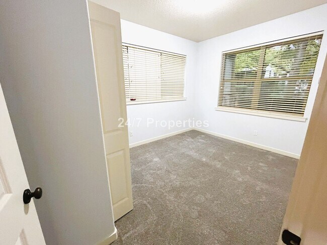 Foto del edificio - Updated 2 BD | 1 BA Condo with Amenities - Arbor Crossing