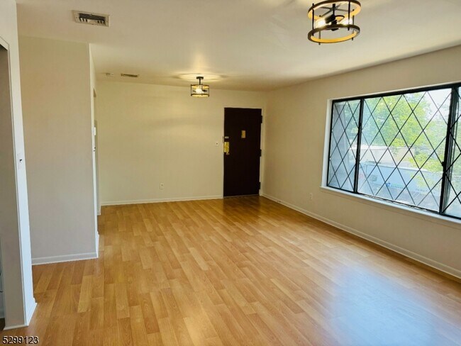 Building Photo - 192 Burnet Ave