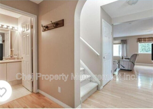 Photo du bâtiment - 838-118A 118a St NW