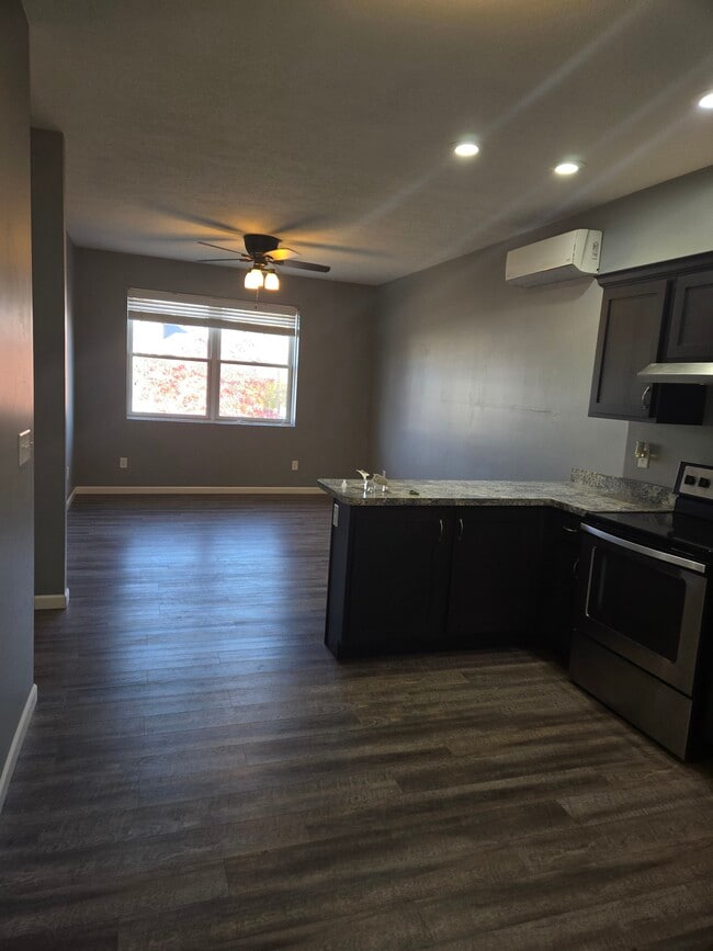 Cocina/Sala de estar - 121 W Washington St