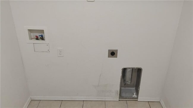 Building Photo - 100 Willow Dr