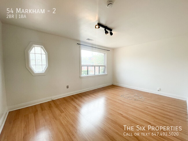 Building Photo - Sunny 2 Bedroom Upper Floor Apartment