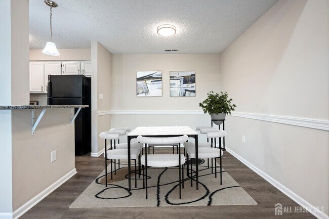 Foto del edificio - 607 Ravens Crest Dr