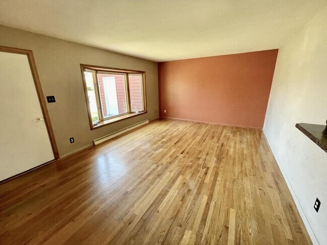 Building Photo - 128 Fairway Dr