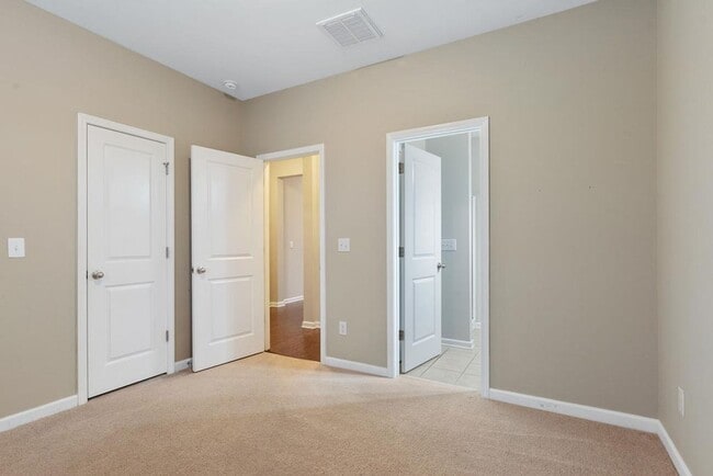 Building Photo - End Unit Townhome Available in Apex!