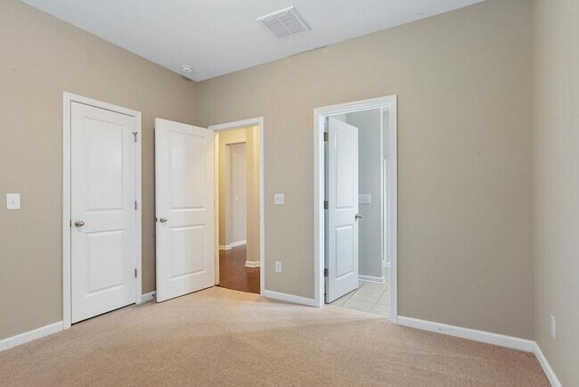 Foto del edificio - End Unit Townhome Available in Apex!
