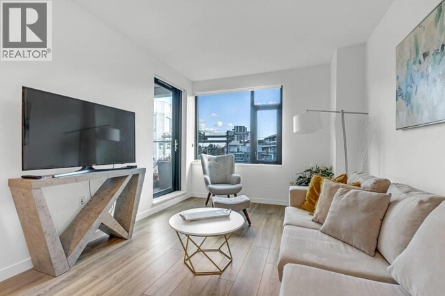Photo du bâtiment - 210 E 5th Ave