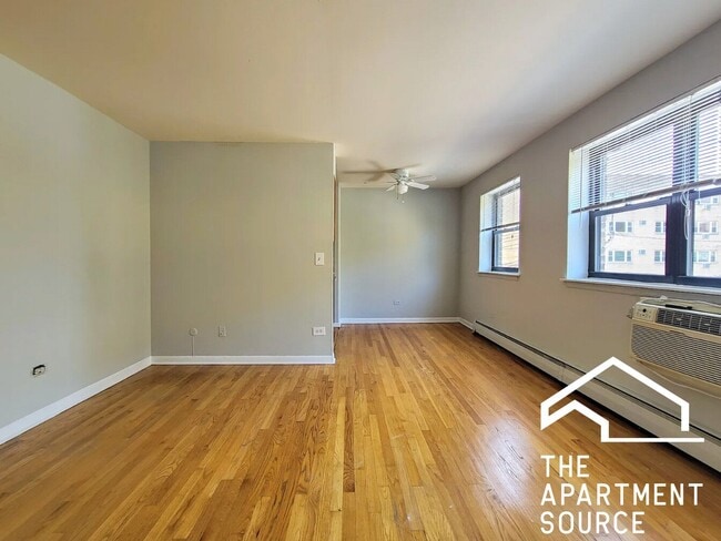 Photo - 510 W Briar Pl (Chicago, IL) Apartment