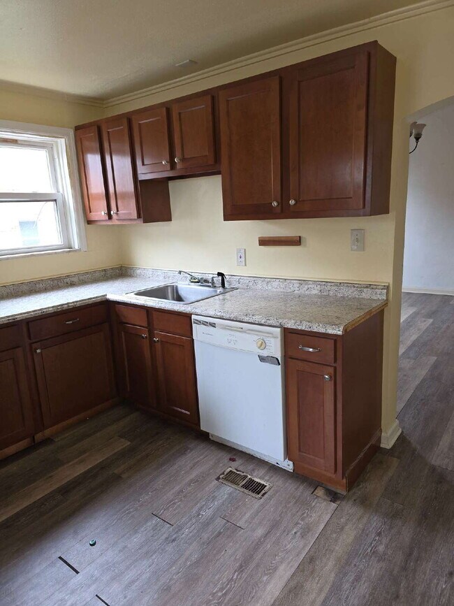 Photo - Large 4 Bedroom 2 Bath in Mt. Washington Apartment