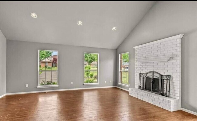 Building Photo - 215 Bluff Dr