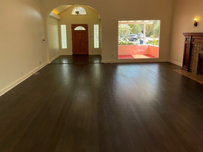 Building Photo - 1043 S Point View St