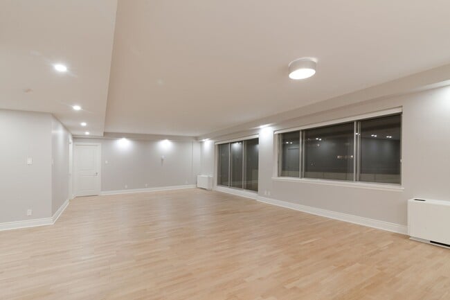 Building Photo - 4555 Av. Bonavista
