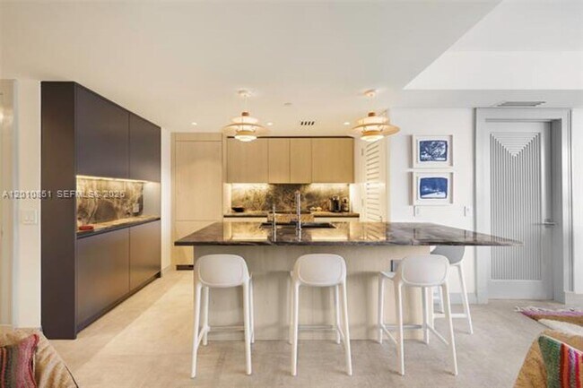 Foto del edificio - 5875 Collins Ave
