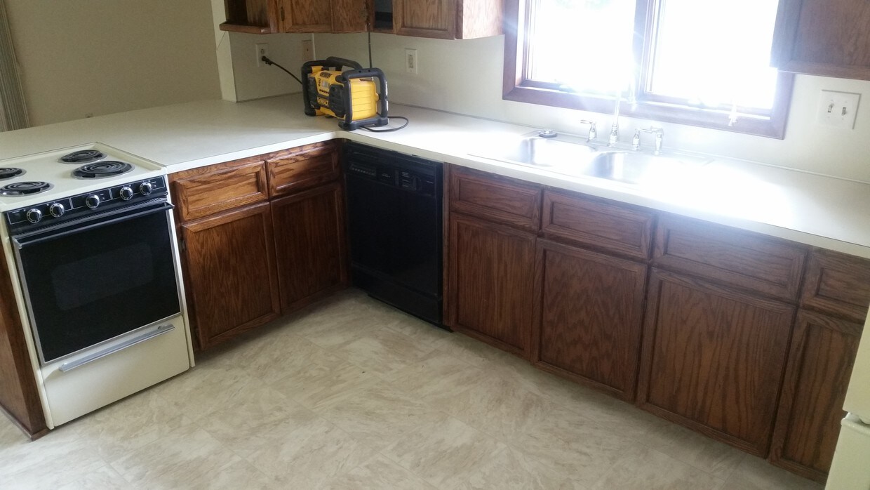 Large kitchen - 542 College Ave NE