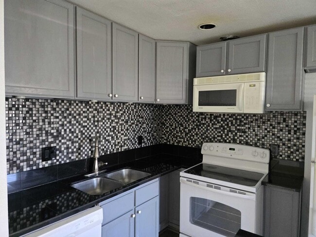 Building Photo - 82075 Country Club Dr